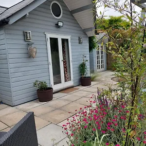  Apartment Private Garden In Christchurch, Dorset For 4 - Dogs Welcome!